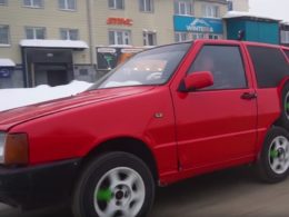 El cotxe vell que uns mecànics russos van tunejar