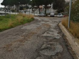 Un dels carrers en mal estat de la urbanització Mas Vilar
