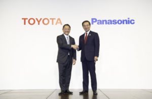 Els Presidents de Toyota i Panasonic donant-se la mà per segellar l'acord per crear bateries prismàtiques