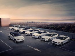 Diversos vehicles aparcats de la gamma Volvo, empresa que canviarà la seva estructura de la direcció executiva