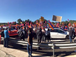 Una concentración de la comunidad armenia por el conflicto con Azerbaiyán corta la AP-7 en La Jonquera (Girona)